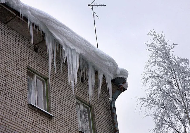 МЧС предупреждает об опасности наледи и снега на крышах