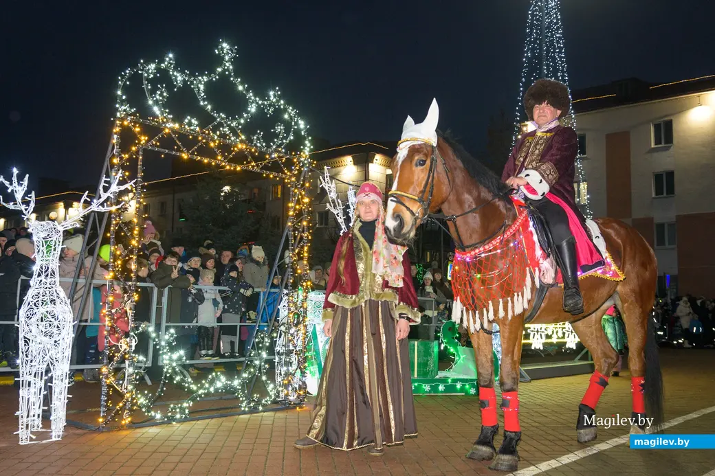 15.12.2025. Бобруйск. Руслан Алиев на шествии Дедов Морозов и Снегурочек в декабре 2025-го. Под всадником – лошадка Вальмира.