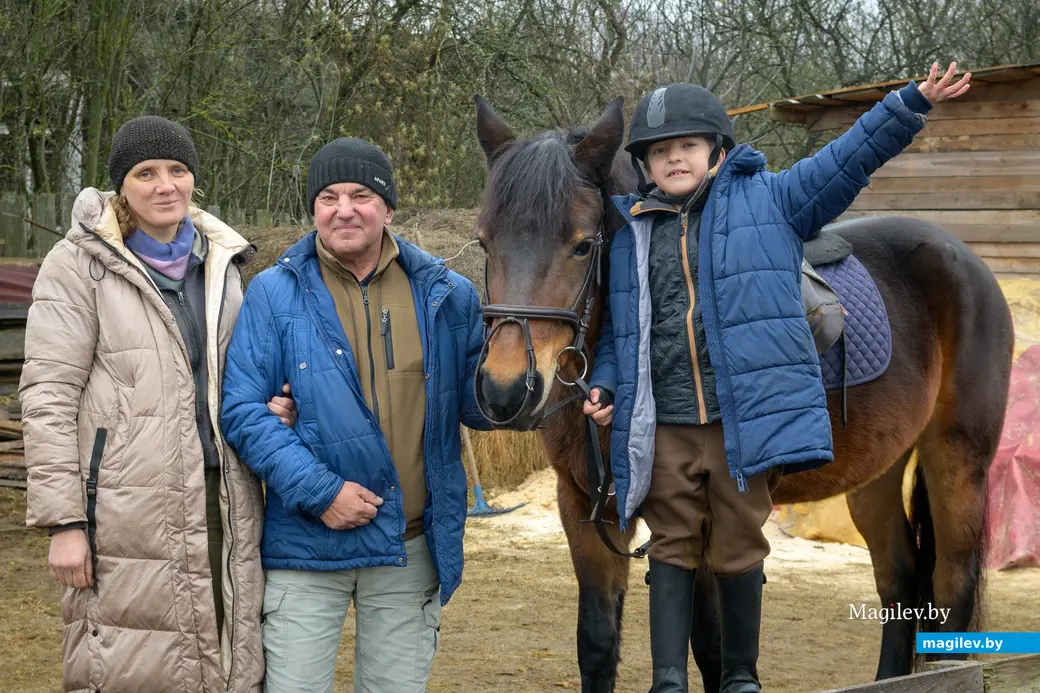 17.12.2025. Бобруйск. Руслан Алиев, его жена Екатерина и один из четверых сыновей, 8-летний джигит Святослав.