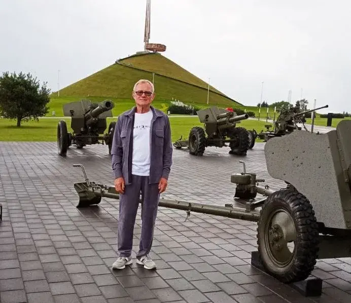 Анатолий Жевняк во время экскурсии на Курган Славы с клубом «Кіраўнік». Фото из личного