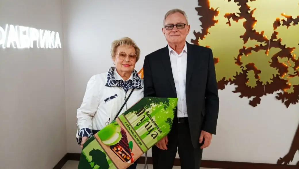 Анатолий Жевняк с женой во время экскурсии на «Коммунарку»