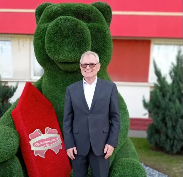 Анатолий Жевняк во время экскурсии на «Коммунарку»..