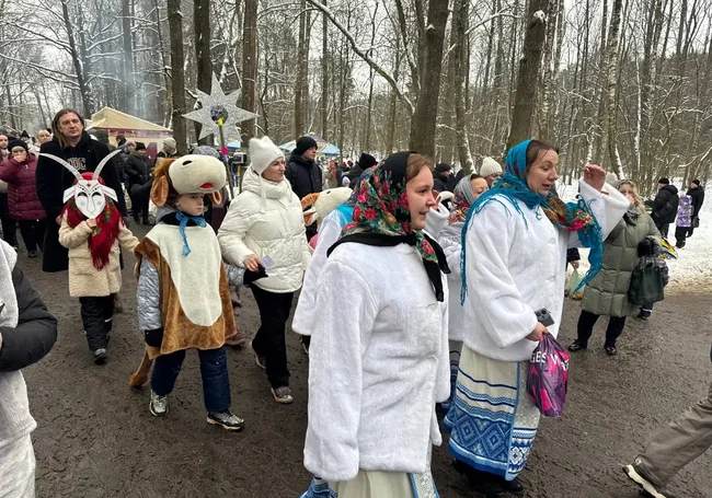 Коза в хороводе и чай с дымком: как в Печерском лесопарке колядовали могилевчане