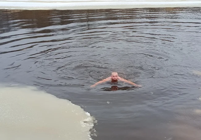 «Плаваю зимой, можно сказать с детства». Морж из Глуска Юрий Алёхна