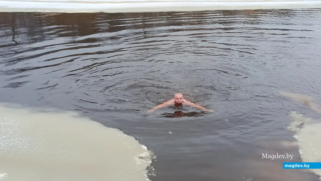 2.01.2026 г. Юрий Алёхна во время зимнего плавания на реке Птичь возле Глуска.