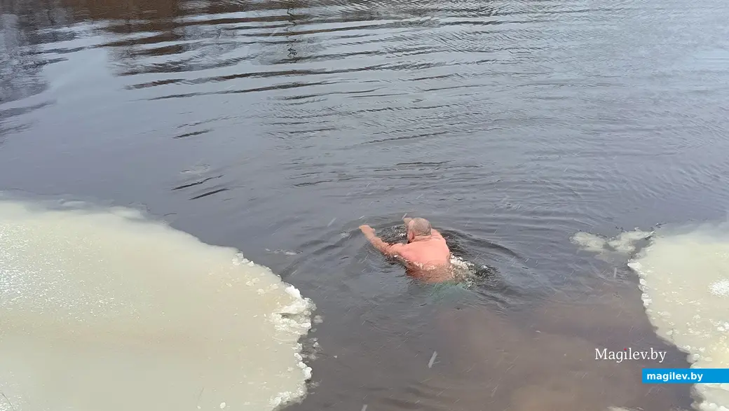 2.01.2026 г. Юрий Алёхна во время зимнего плавания на реке Птичь возле Глуска.