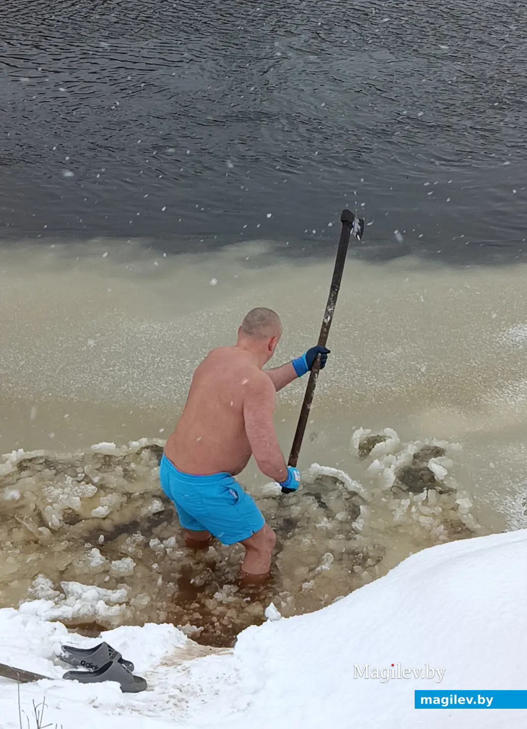 2.01.2026 г. Юрий Алёхна во время зимнего плавания на реке Птичь возле Глуска.