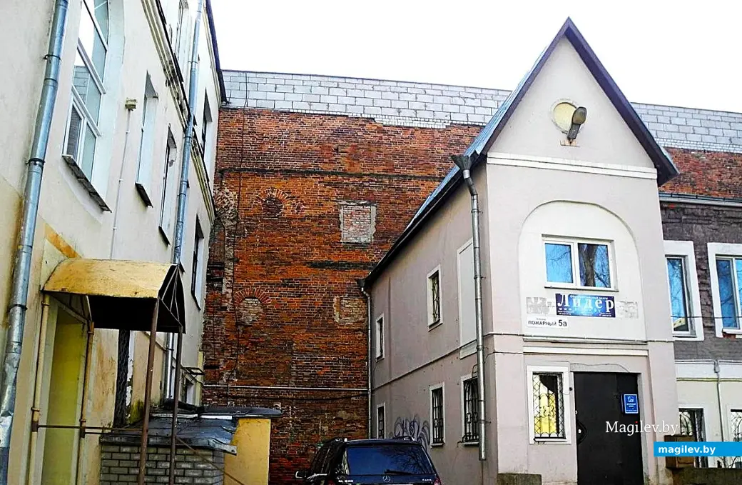   2025 год, Могилев. Стена дома в Пожарном переулке.