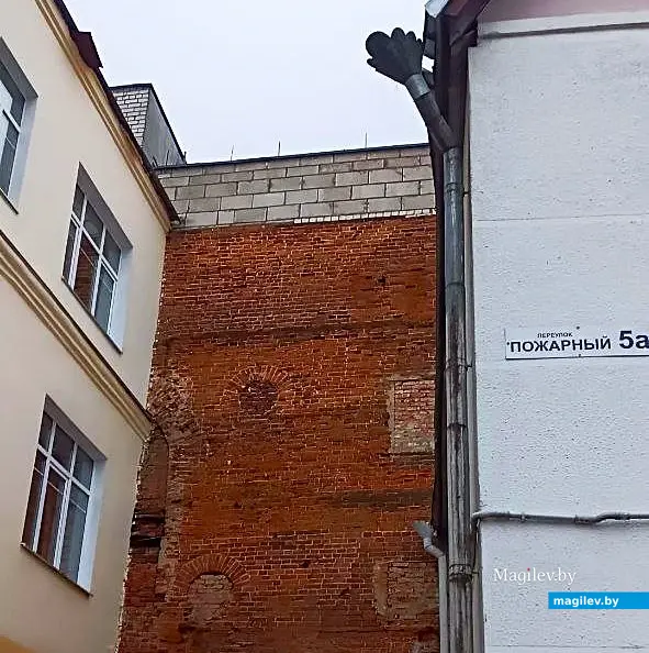  2025 год, Могилев. Стена дома в Пожарном переулке.
