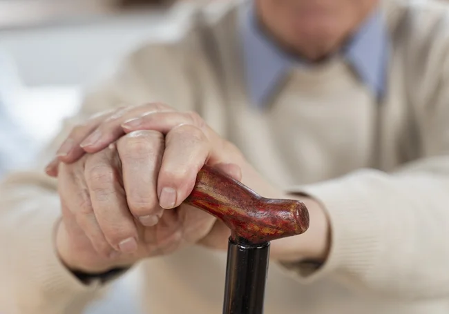 Какие виды поддержки могут получить одинокие пожилые люди и инвалиды, рассказали в Минтруда