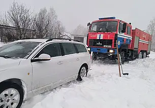 Застрявшим в снегу автомобилям, в том числе машинам скорой помощи, помогли спасатели (видео)