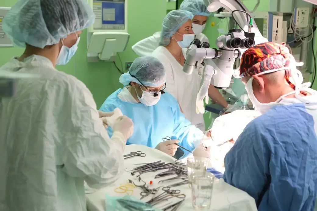 Хирург-трансплантолог Олег Руммо во время проведения операции. Фото: Минздрав Беларуси.