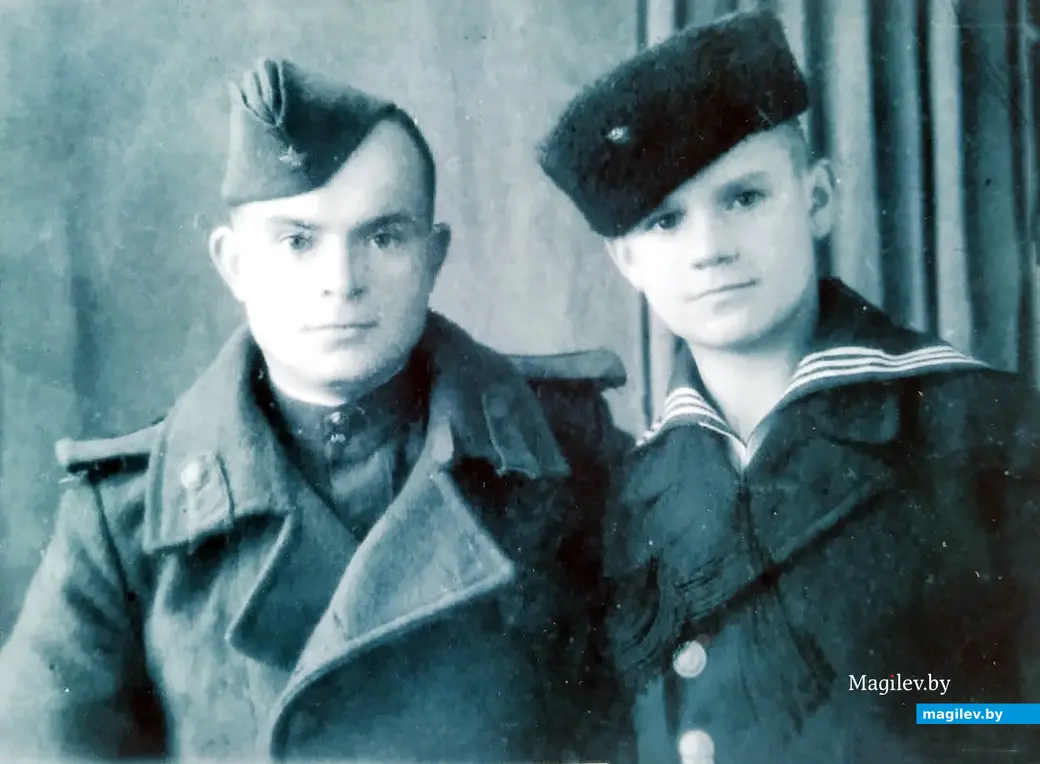  1945 год. Браты Іван і Уладзімір Гулевічы.