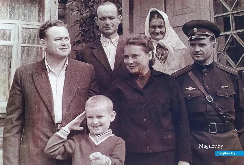 1960-я. Сям'я Гулевічаў: зверху Іван і маці Фёкла Рыгораўна, ніжні рад: злева Нікіфар, справа