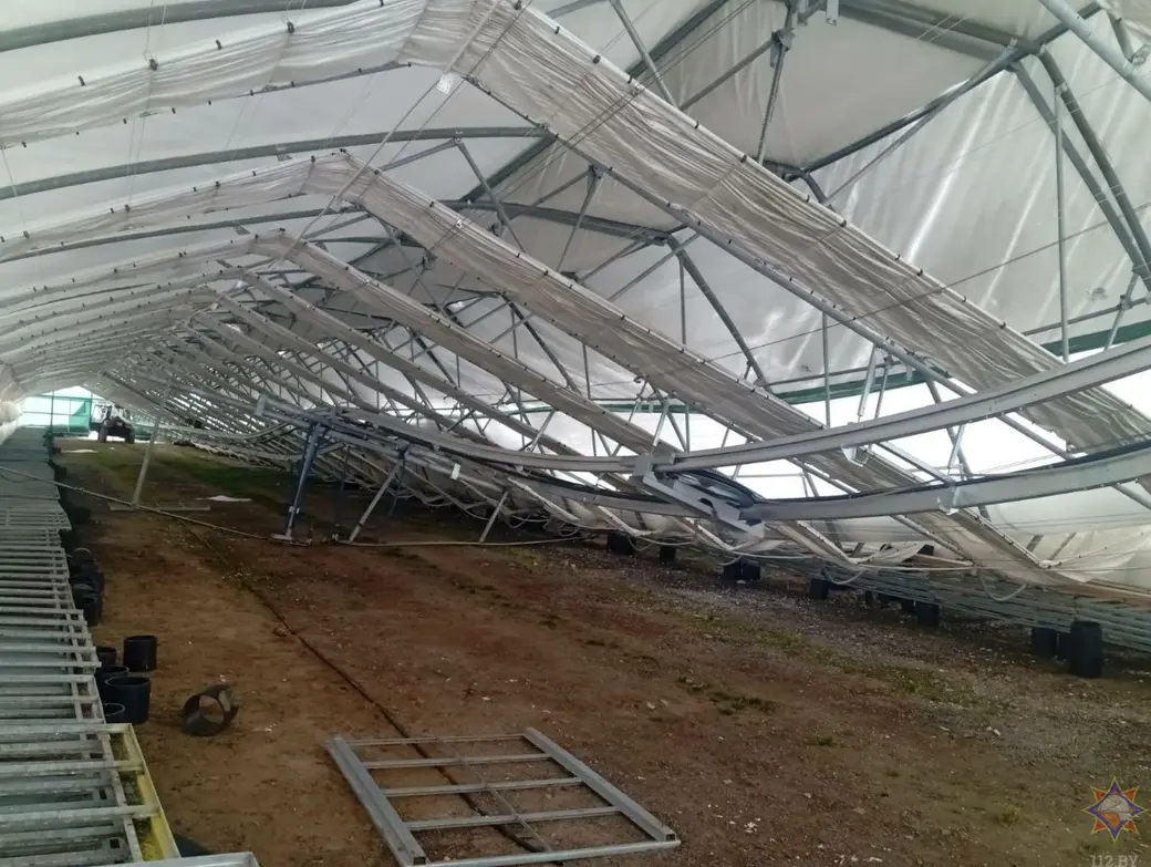 9 января 2026 года. Из-за снеговой нагрузки в Бобруйском районе обрушился каркас теплицы
