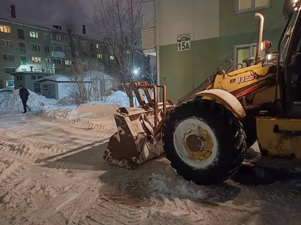 Уборка снега во дворах. Фото: пресс-служба Министерства жилищно-коммунального хозяйства