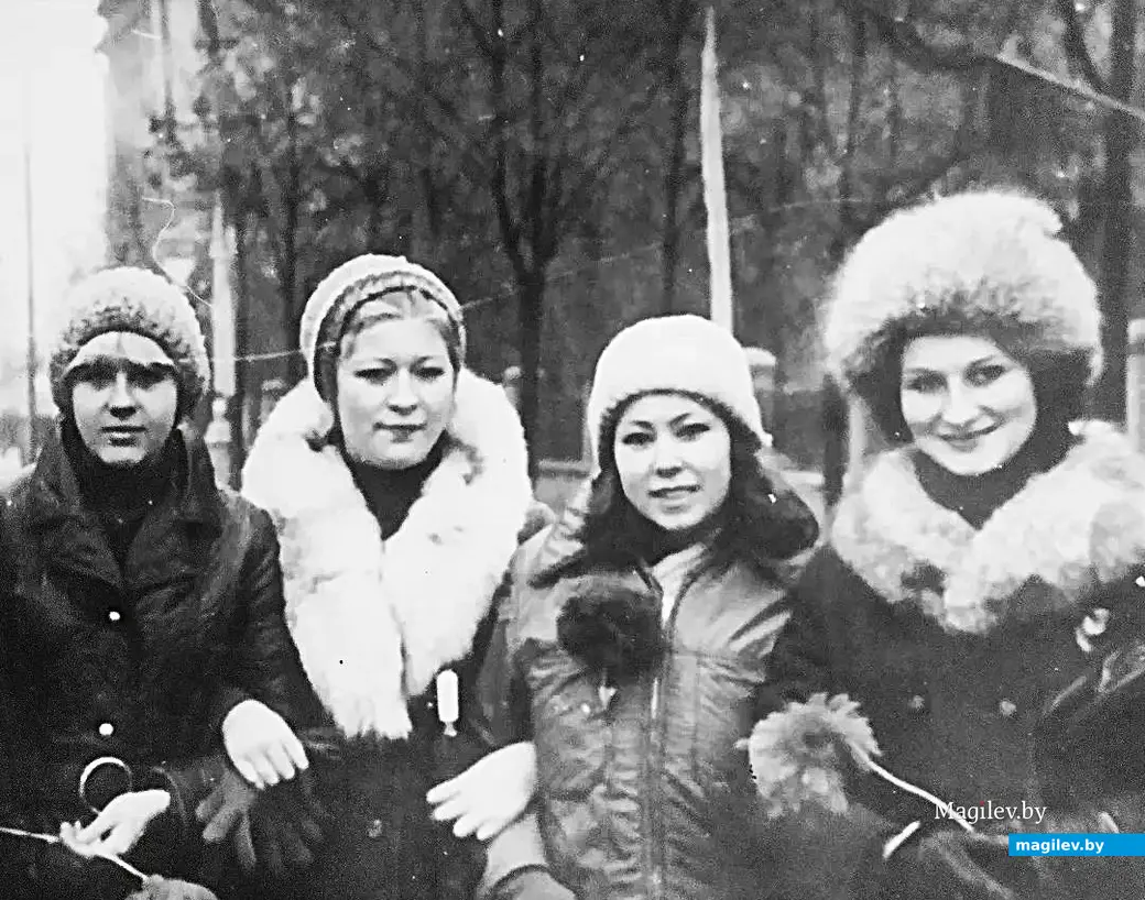  07.11.1976. Елена (вторая слева) с подругами.