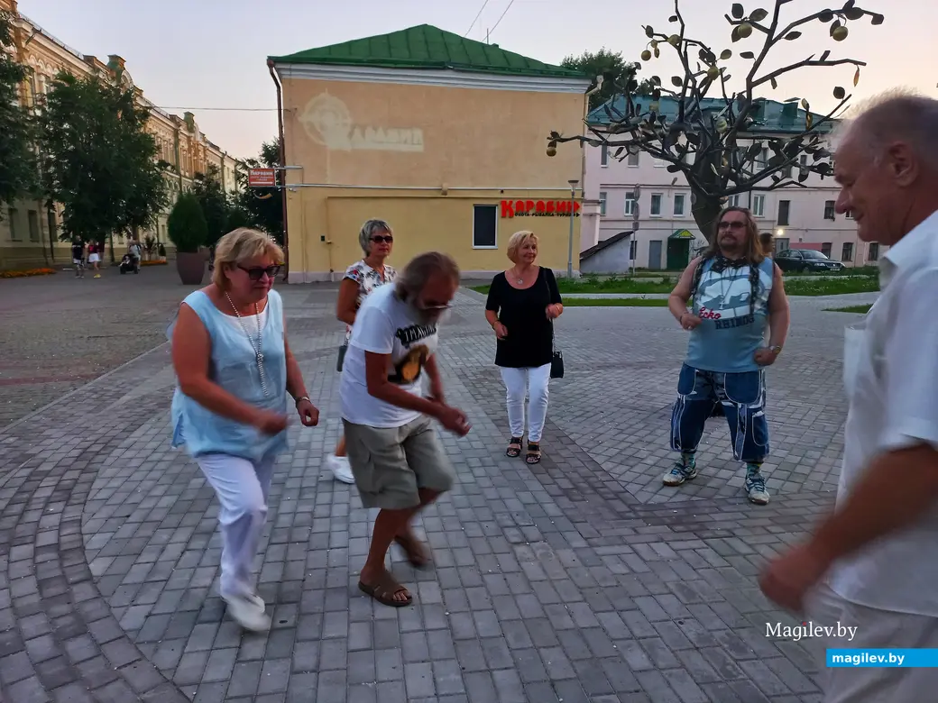  2023 г., Могилев. Елена и Владимир с друзьями во время тусовки могилевских «семидесятников». 