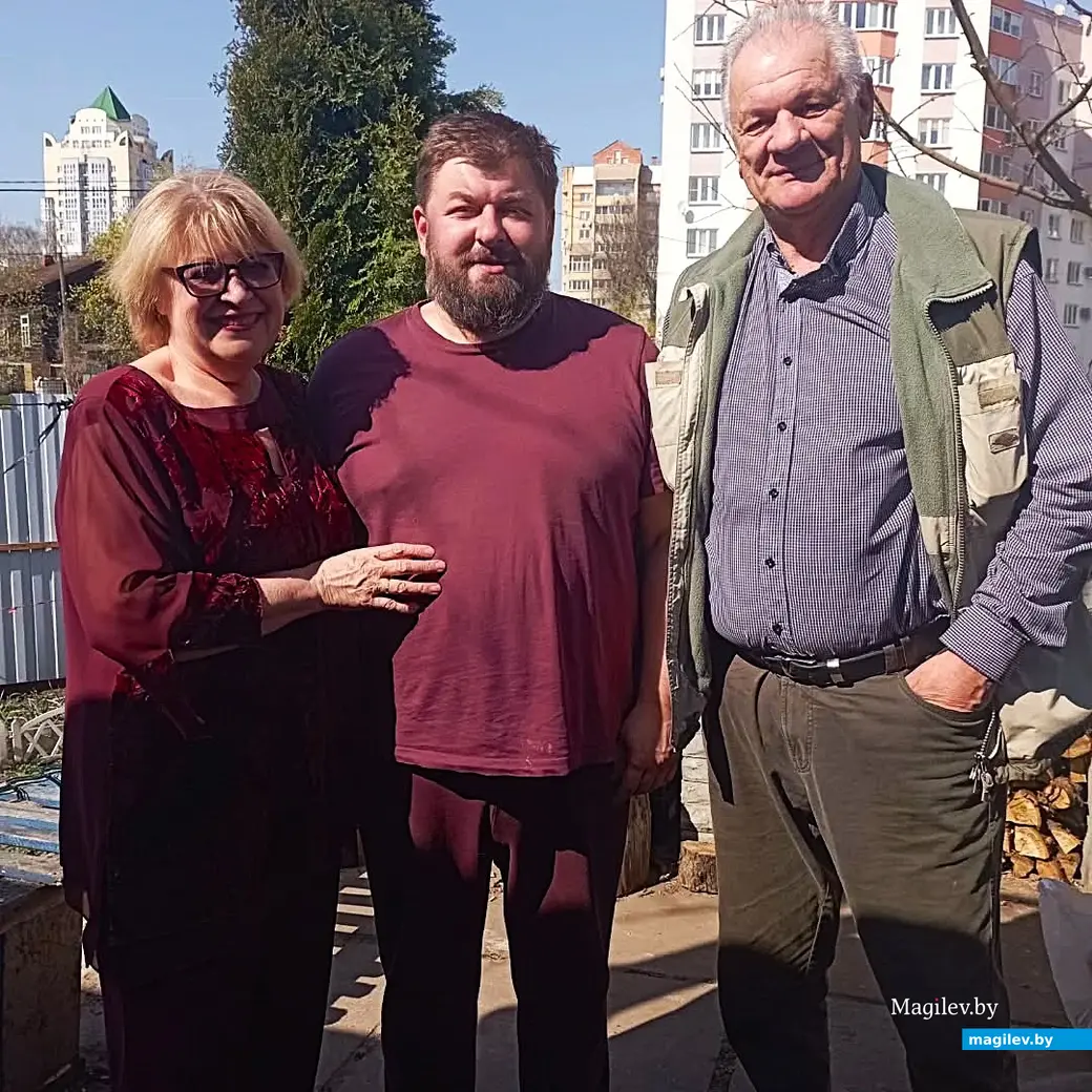   2025 год, Могилев, Володя и Елена с с сыном. Сорок лет спустя.