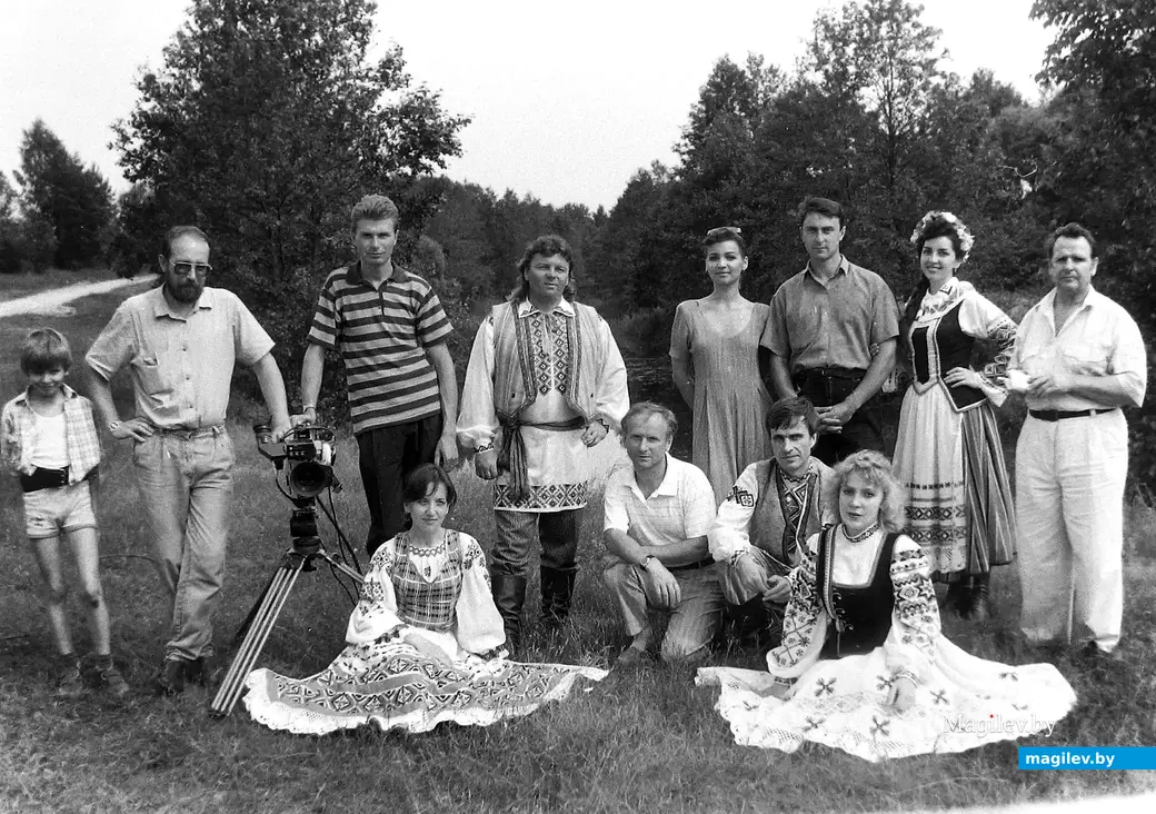 1980-е годы, Могилев. Артисты к телесъемке почти готовы. Николай Сидоренко стоит в центре (в