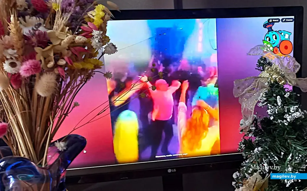  Видеоролик дискотеки в «Паровозике» даже на мониторе компьютера светится всеми цветами.  