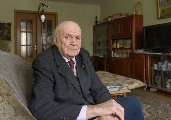 Семечки от яблок, варьете и партийная жизнь