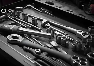 В Могилеве мужчина зашел на СТО попросить о помощи, а ушел с украденными инструментами