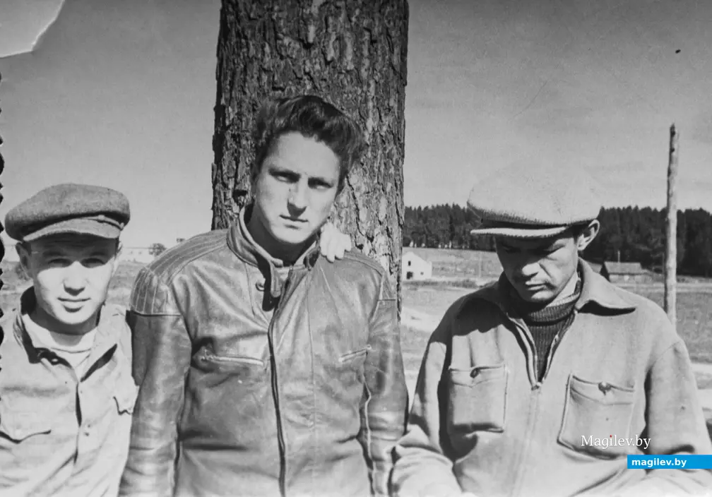 Владимир Васильевич Вяткин (на снимке слева). Студенты на работе в колхозе «Большевик»