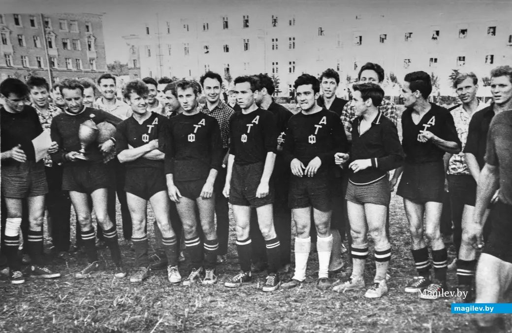 Владимир Васильевич Вяткин (крайний слева). Капитан команды автотракторного факультета