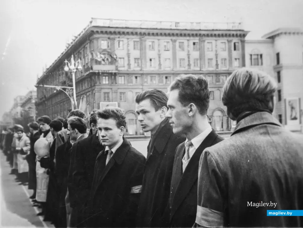 Владимир Васильевич Вяткин (на снимке в центре). Дружинники студенты первого курса охраняют