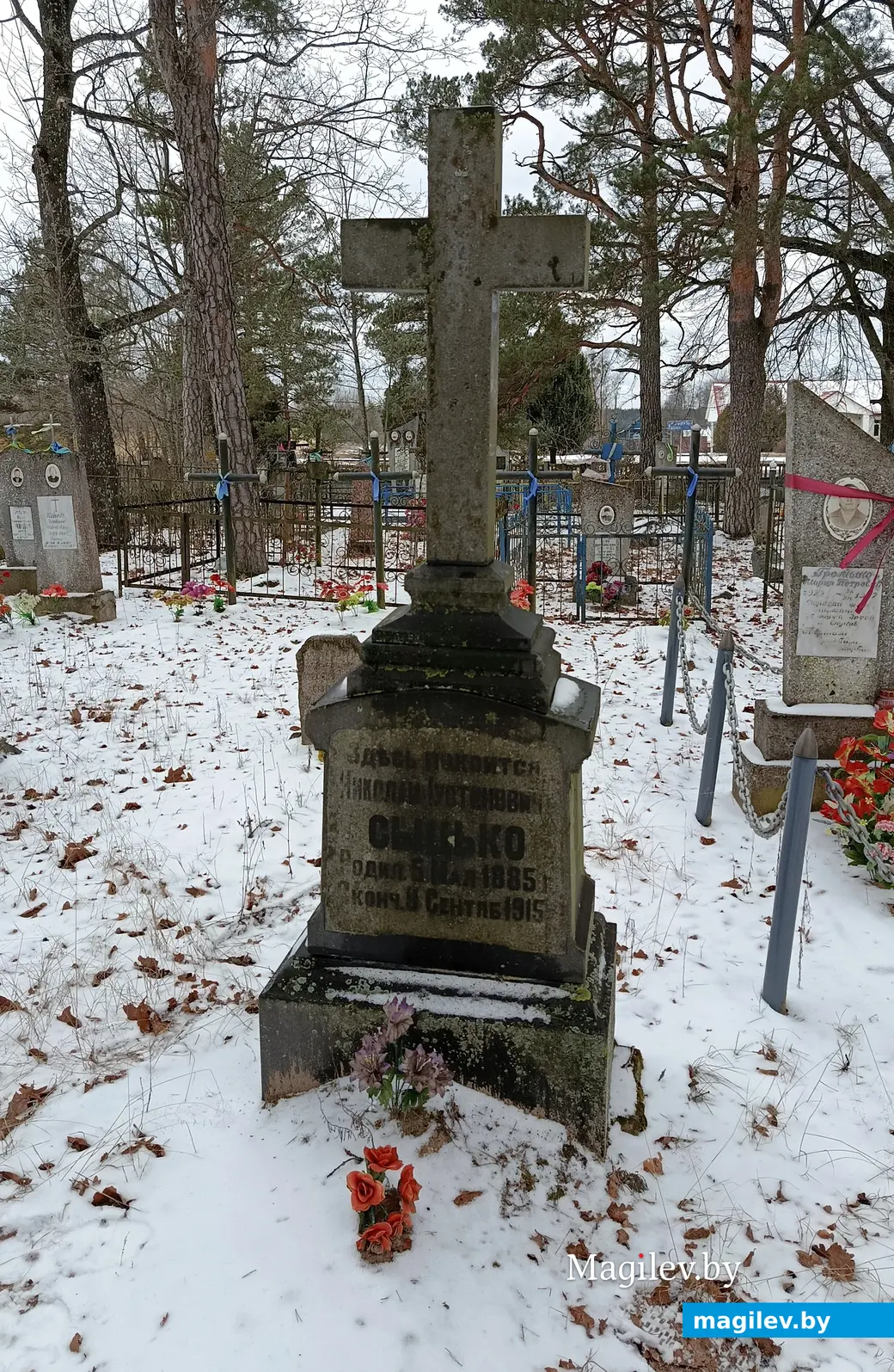  Декабрь 2025 г. Гранитный крест на могиле Николая Сыцько в деревне Клетное Глусского района.