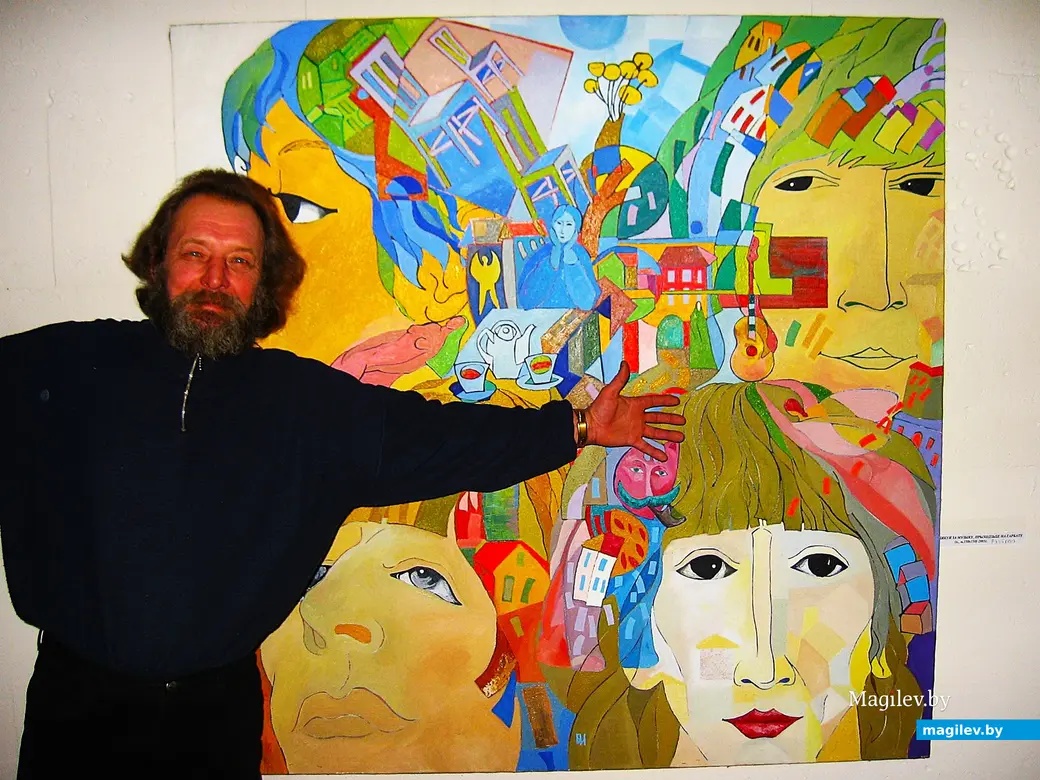  2014 год, Могилев. Володя Кутузов у картины Игоря Беспалова «Битлз».