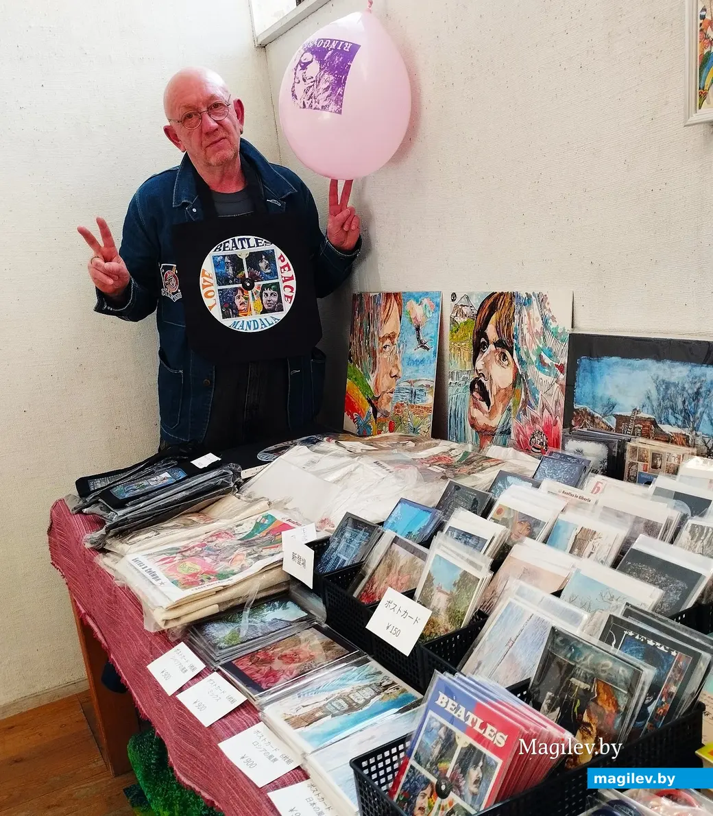  2026 год, Япония. Слава Сизых возле своих работ, посвященных любимым музыкантам.