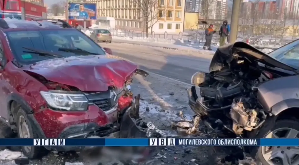 17 января 2026 года. Три автомобиля столкнулись на Первомайской в Могилеве. Кадр видео УВД. 