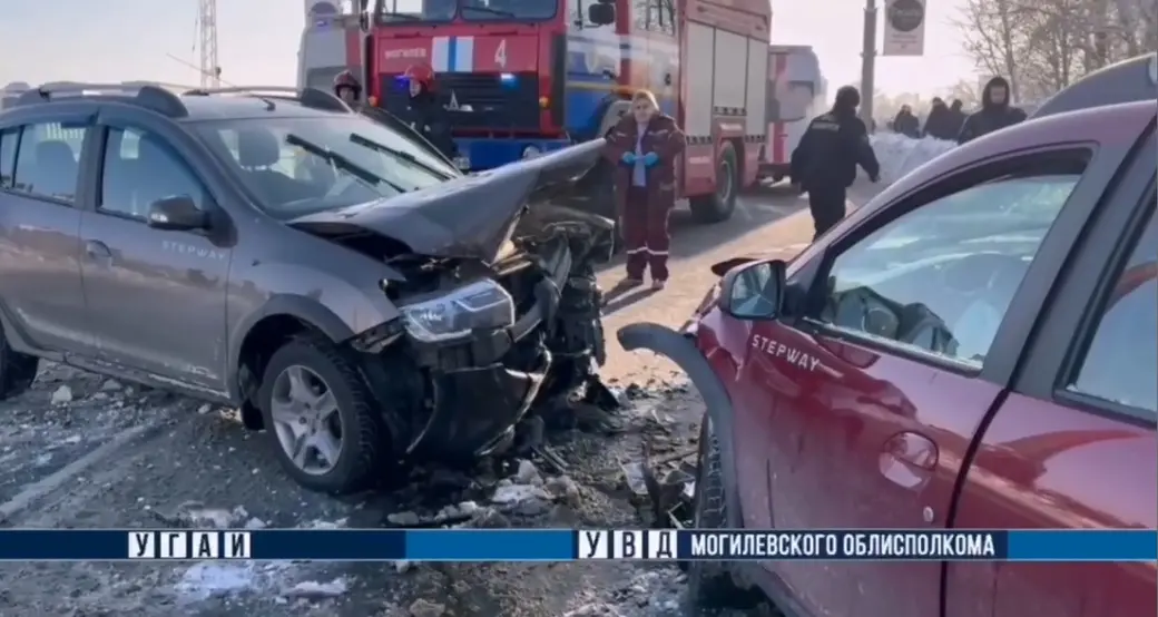 17 января 2026 года. Три автомобиля столкнулись на Первомайской в Могилеве. Кадр видео УВД.