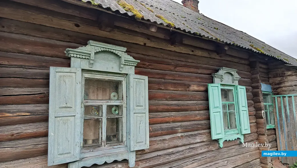  2025 г. Аканіцы ў дамах вёскі усцярхі.