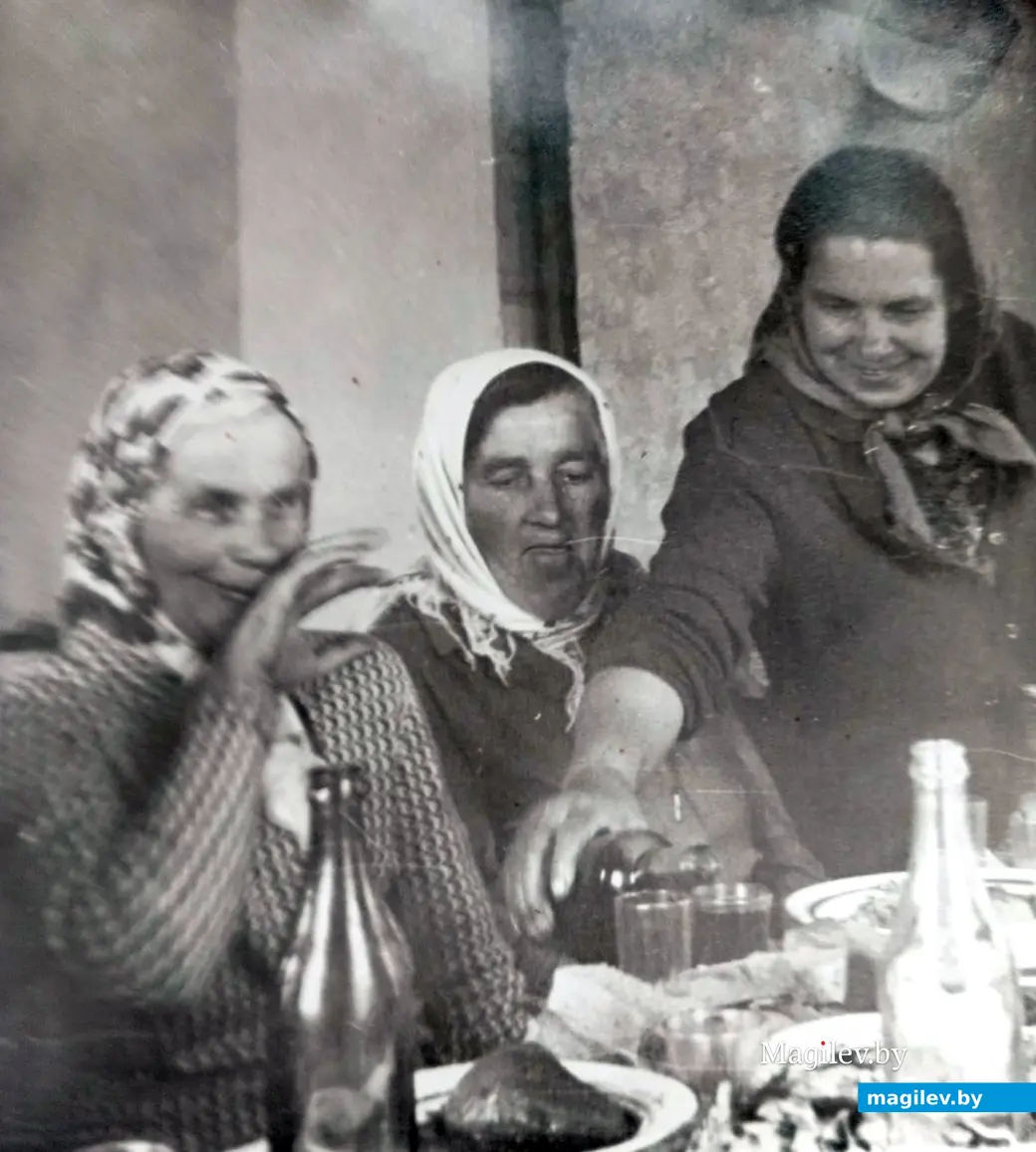 1970-я. На вясковым застоллі. Злева Ефімья Зубрыцкая і яе суседкі Ганна і Вольга.