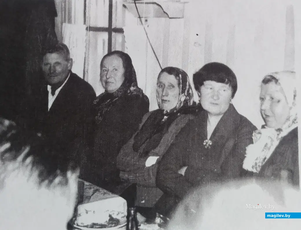 1970-я. Вясковае застолле. Другая злева партызанка Вольга Зубрыцкая, другая справа Зінаіда