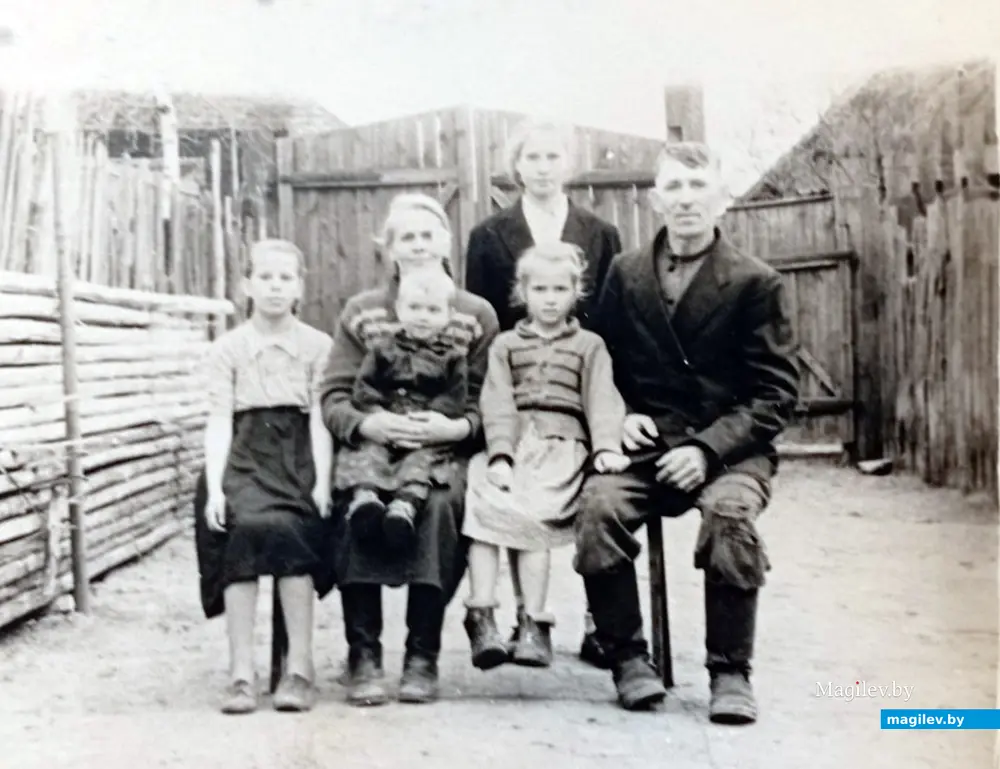 1960-я. Сям'я Зубрыцкіх: маці Ефім'я, бацька Сідар, дзеці: ззаду стаіць Ніна, злева Люба, на руках у