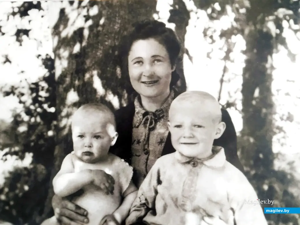  1950 г.  Маленькая 9-месячная Галя і брат Мікалай з мамай Зінаідай. 