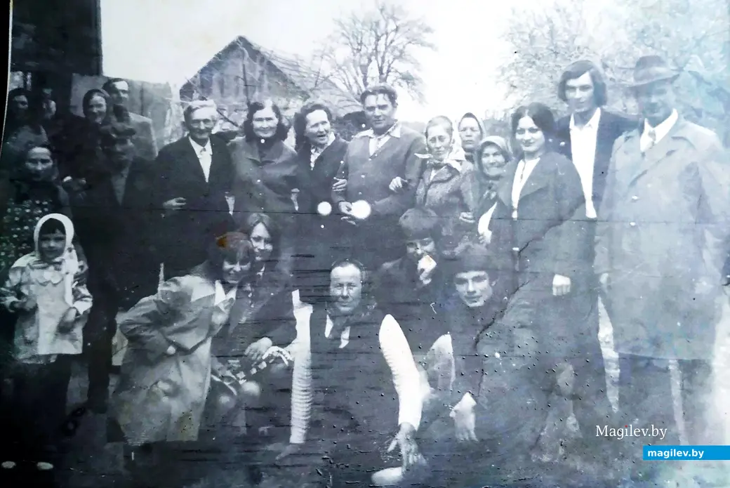  1970-я. Жыхары Усцярхоў на вяселлі  Анатоля Ляха. Справа - Іван Гулевіч.