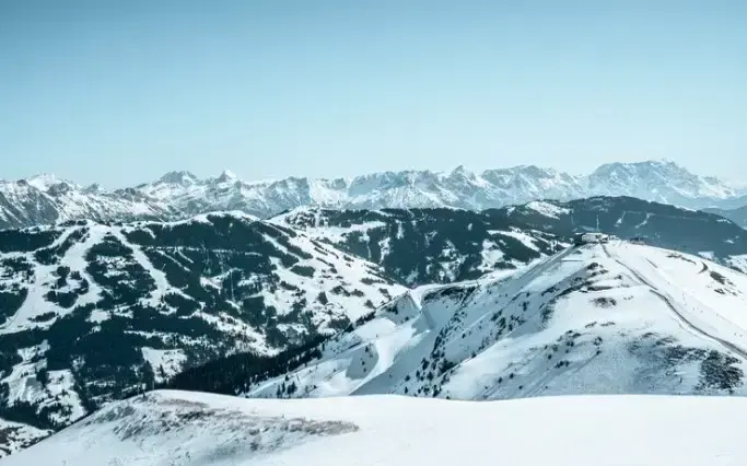  Сразу несколько лавин сошли в австрийских Альпах 17 января. Фото: freepik.com.