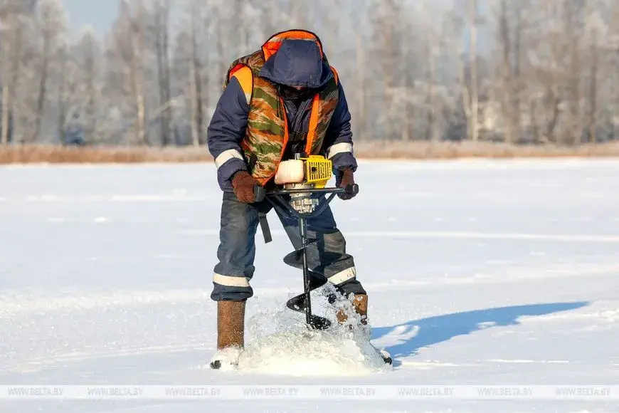 На белорусских водоемах бурят лунки. Фото: БЕЛТА. 