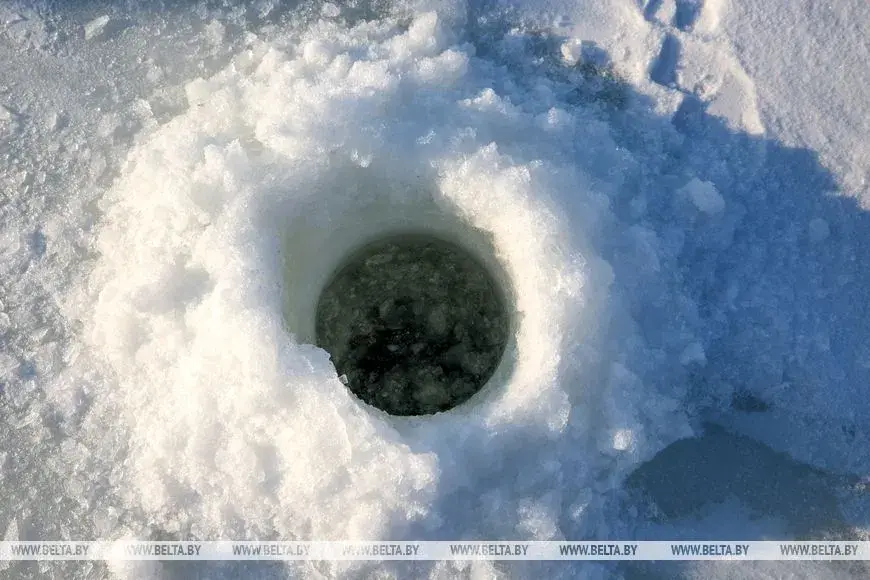 На белорусских водоемах бурят лунки. Фото: БЕЛТА. 