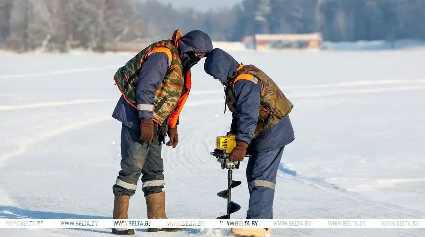 На белорусских водоемах бурят лунки. Фото: БЕЛТА. 