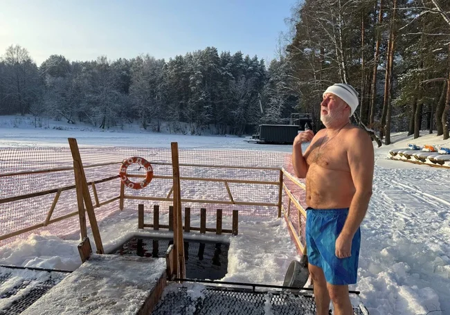 Крещенские морозы не помеха: как могилевчане окунались в прорубь при –16-ти.