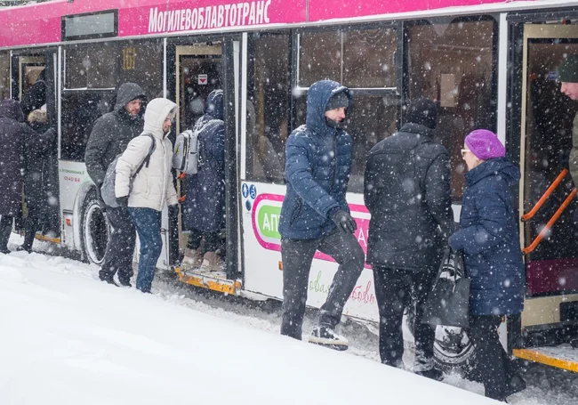 Могут ли в Беларуси наказать за опоздание на работу из-за непогоды: спросили у юриста