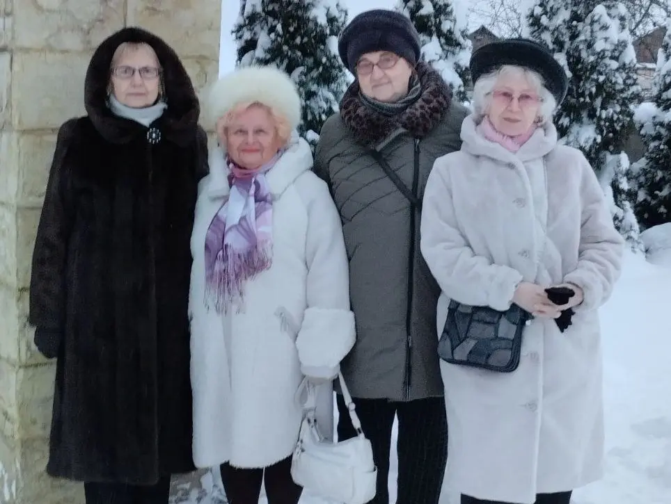 Галина Васильевна Михеева (третья слева) с коллегами во время экскурсии по новогоднему