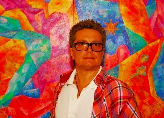  2008 год. Серж Арден на фоне одной из своих живописных работ.