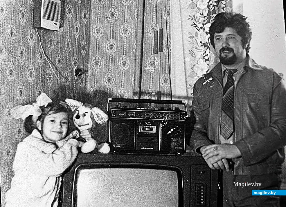 1980е годы, Могилев. Марат Фарберов дома с дочерью возможно ждут начала телетрансляции